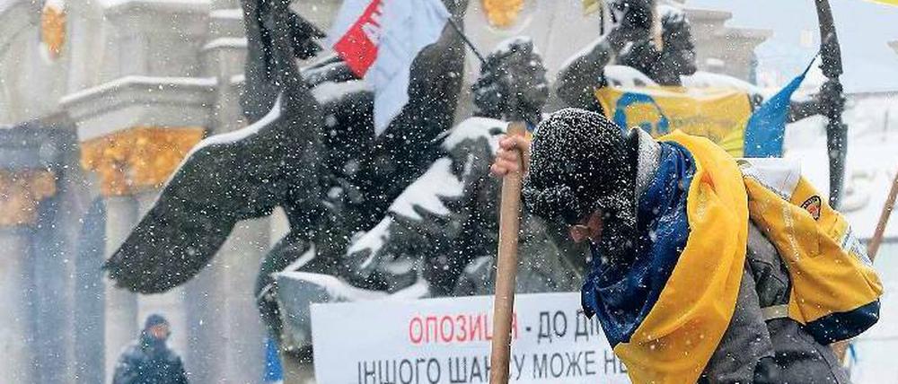 Protest in Kiew. Angehörige der Opposition demonstrieren auf dem Maidan-Platz für eine Annäherung der Ukraine an die EU. Foto: Alexander Demianchuk/Reuters