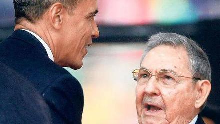 Geste mit Folgen. Raul Castro schüttelte Barack Obama am Rande der Trauerfeier für Nelson Mandela die Hand – sein Bruder Fidel lobte den „heroischen Akt“.