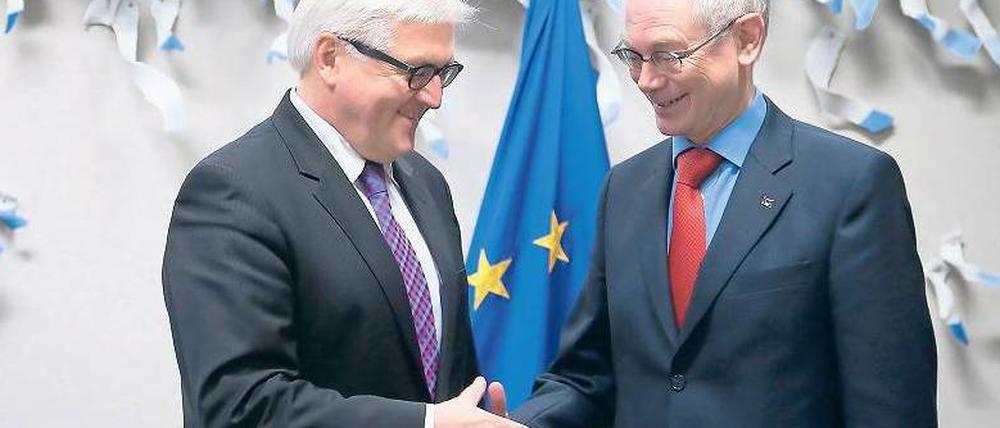 Antrittsbesuch. Außenminister Steinmeier (links) machte Brüssel zum Ziel seiner ersten Auslandsreise im Amt – dort traf er EU-Ratschef Van Rompuy.