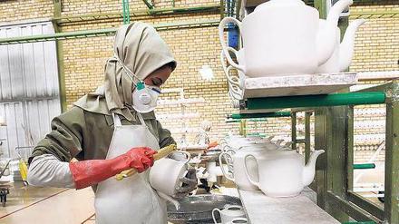 Mühsames Geschäft: Wie diese Porzellanfabrik bei Isfahan leiden auch andere Unternehmen unter der schlechten Infrastruktur und fehlenden Rohstoffen. Foto: Katharina Eglau