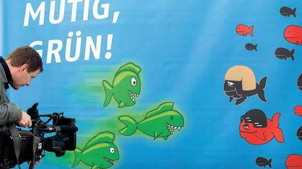 Im Raubfischbecken der Politik sehen sich die Grünen als Piranhas, die anderen Fischen die Zähne zeigen, wie auf einem Plakat bei der Fraktionsklausur zu sehen ist. Foto: Candy Welz/dpa
