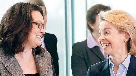 Noch läuft’s nicht rund. Arbeitsministerin Andrea Nahles (SPD) und Verteidigungsministerin Ursula von der Leyen (CDU). Foto: Fabrizio Bensch/Reuters
