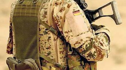 Noch gebraucht? Ein Soldat der deutschen Truppe in Afghanistan. Deren Abzug rückt näher – allerdings begleitet von wachsender Gewalt. Foto: Maurizio Gambarini/dpa