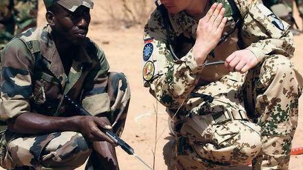 Amtshilfe in Afrika. Seit vergangenem Jahr schon bilden deutsche Soldaten Truppen in Mali aus. Die Unterstützung gilt als Modellfall für zukünftige Militärinterventionen. Foto: Maurizio Gambarini/dpa