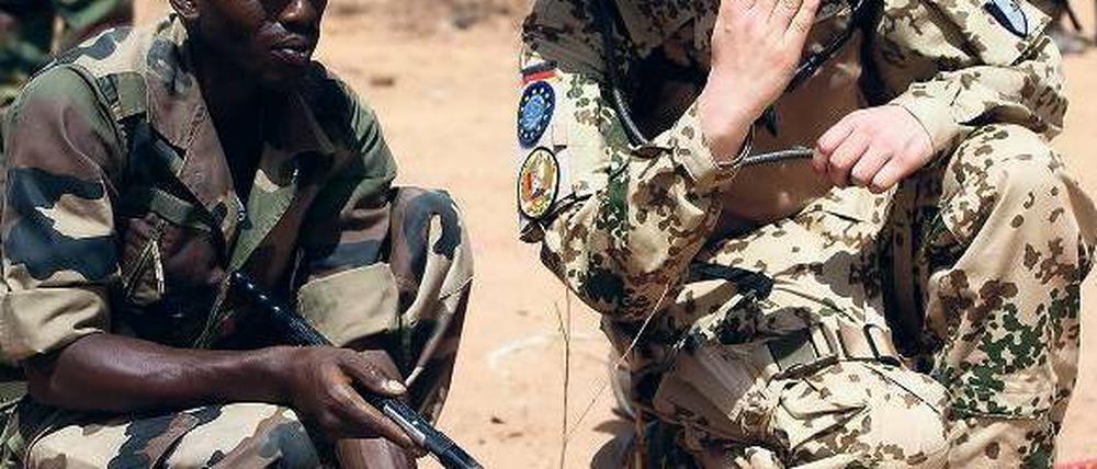 Amtshilfe in Afrika. Seit vergangenem Jahr schon bilden deutsche Soldaten Truppen in Mali aus. Die Unterstützung gilt als Modellfall für zukünftige Militärinterventionen. Foto: Maurizio Gambarini/dpa