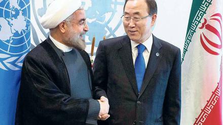 Bereit für Gespräche: UN-Chef Ban (r.) möchte den Iran dabeihaben, wenn in der Schweiz über ein Ende der Kämpfe in Syrien verhandelt wird. Die Teheraner Führung um Staatschef Ruhani hat erklärt, das Angebot annehmen zu wollen. Am Montagabend sah sich Ban dann allerdings gezwungen, den Iran wieder auszuladen. 
