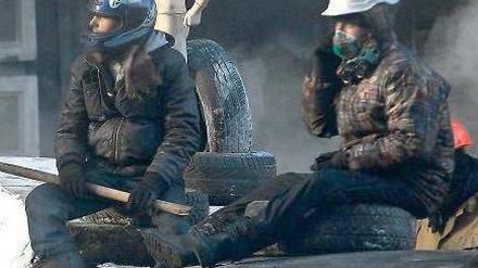 Auf den Barrikaden: In Kiew herrschte eine angespannte Ruhe. Die Kämpfe könnten jedoch bald wieder beginnen, neue Gespräche soll es vorerst nicht geben. Foto: Zurab Kurtsikidze/dpa