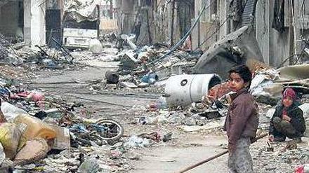 Trümmerwüste: Homs wird seit Mitte 2012 von Regierungstruppen belagert. Die Stadt ist daher von jeder Versorgung abgeschnitten. Dürfen Frauen und Kinder Homs jetzt verlassen? Foto: Reuters