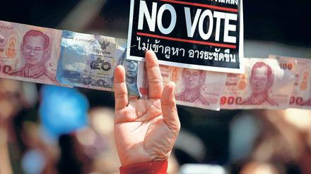 Boykott in Bangkok. Die Regierungsgegner haben angekündigt, auf die Abgabe ihrer Stimme zu verzichten. Sie werfen Premier Yingluck Korruption vor.