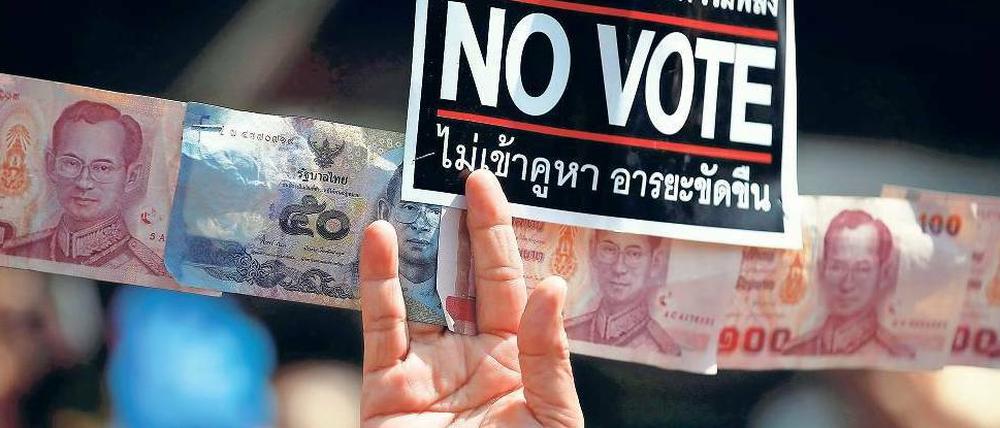 Boykott in Bangkok. Die Regierungsgegner haben angekündigt, auf die Abgabe ihrer Stimme zu verzichten. Sie werfen Premier Yingluck Korruption vor.
