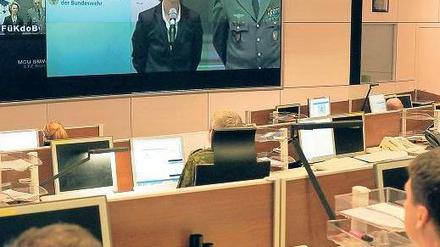 Hoher Besuch: Verteidigungsministerin Ursula von der Leyen (M.) beim Einsatzführungskommando der Bundeswehr. Foto: dpa
