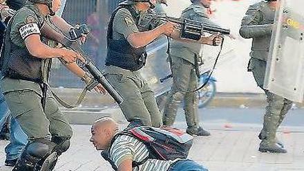 Nationalgardisten und ein Demonstrant während der Proteste in Caracas. 