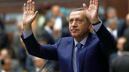 Unterstützer gesucht. Bei den Kommunalwahlen im März wird sich zeigen, ob Erdogan stark genug ist, um im Sommer als Staatspräsident zu kandidieren.Foto: Sedat Suna/dpa