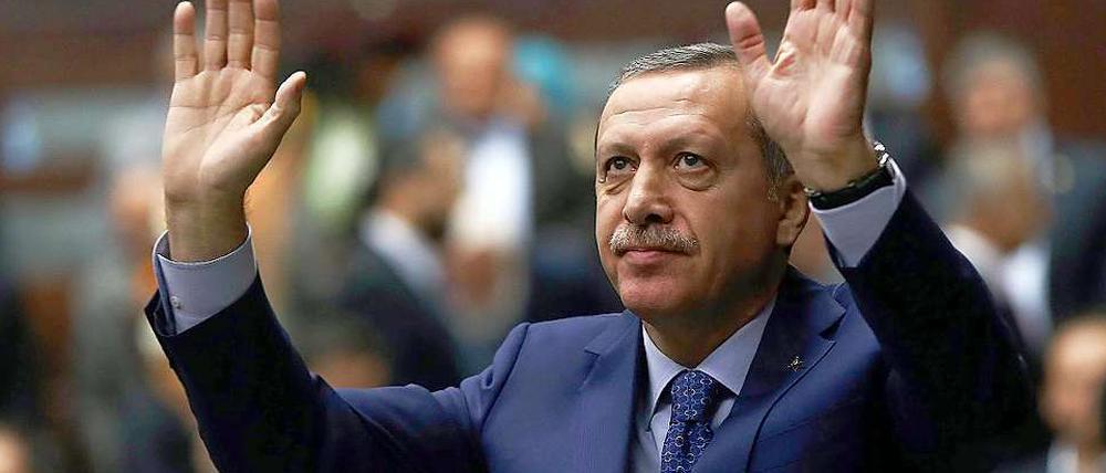 Unterstützer gesucht. Bei den Kommunalwahlen im März wird sich zeigen, ob Erdogan stark genug ist, um im Sommer als Staatspräsident zu kandidieren.Foto: Sedat Suna/dpa