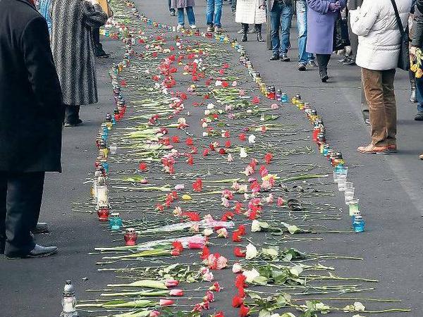 Spuren der Kämpfe. Überall in der Innenstadt von Kiew liegen rote Nelken zum Gedenken an die Opfer der Straßenschlachten.