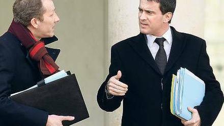 Star im Kabinett. Innenminister Valls (rechts, mit dem Staatsminister für Ernährungswirtschaft, Garot) ist bei den Franzosen beliebt.