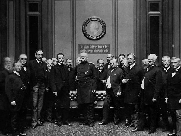 Historisches Foto: Otto von Bismarck mit den Bundesratsgesandten im Jahr 1889 im Reichstag. 