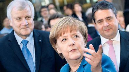Geschlossen an der Spitze. Die drei Parteivorsitzenden Horst Seehofer (CSU), Angela Merkel (CDU) und Sigmar Gabriel (SPD, von links nach rechts).