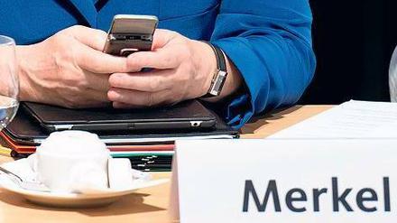 300 Einträge soll die NSA einer Liste von 2009 zufolge über die Kanzlerin – hier beim Kommunizieren via Smartphone auf dem CDU-Landesparteitag in Mecklenburg-Vorpommern 2013 – gespeichert haben. 