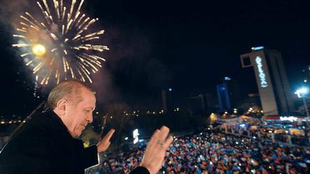 Nach dem Sieg. Der türkische Premier Erdogan am Sonntagabend auf dem Balkon der Parteizentrale der AKP. 