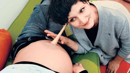 Hilfreich: Geburtshelferinnen behalten vorerst ihren Versicherungsschutz. Doch nach Ansicht der Hebammen ist die jetzige Lösung nur „Stückwerk“. 