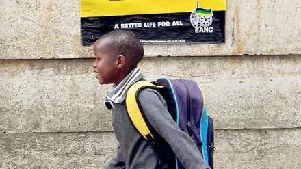 Ungewisse Zukunft: Ein Schuljunge vor einem Wahlplakat des ANC. 