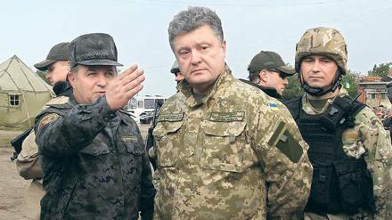 Präsident Petro Poroschenko bei einem Truppenbesuch.