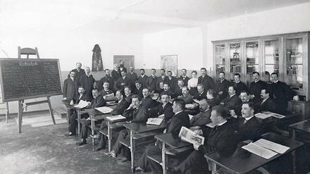 Ein Foto vom ersten Kurs der SPD-Parteischule in der Lindenstraße 3 aus dem Jahr 1906/07. Schon sieben Jahre später beendete der Erste Weltkrieg den Schulbetrieb. 