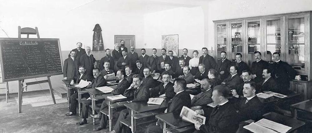 Ein Foto vom ersten Kurs der SPD-Parteischule in der Lindenstraße 3 aus dem Jahr 1906/07. Schon sieben Jahre später beendete der Erste Weltkrieg den Schulbetrieb. 