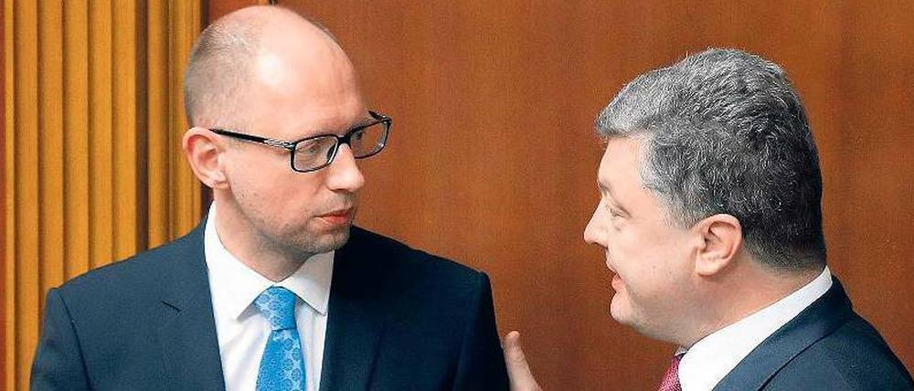 Rückenstärkung. Präsident Petro Poroschenko (rechts) drängte Ministerpräsident Arseni Jazenjuk (links), im Amt zu bleiben. Das Parlament lehnte schließlich den Rücktritt Jazenjuks mit klarer Mehrheit ab.