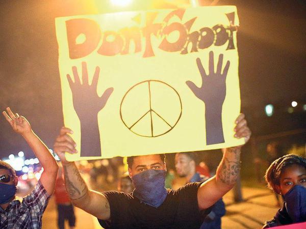 Die Straßen von Ferguson. Ein Protestmarsch, der friedlich begonnen hatte, eskalierte in der Nacht zu Montag. Der Gouverneur des Bundesstaats Missouri forderte daraufhin von der Nationalgarde Unterstützung an. 