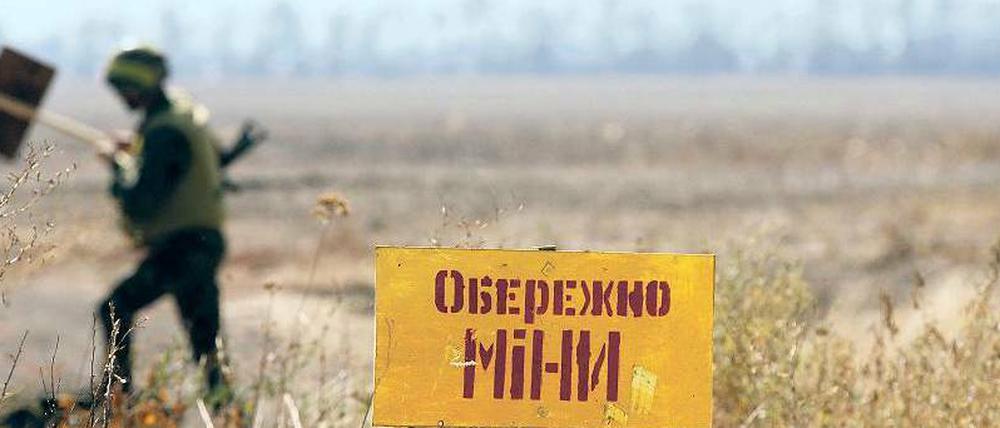 Achtung Minen. Ein Schild warnt in der Nähe der Hafenstadt Mariupol davor, das verminte Gelände zu betreten.