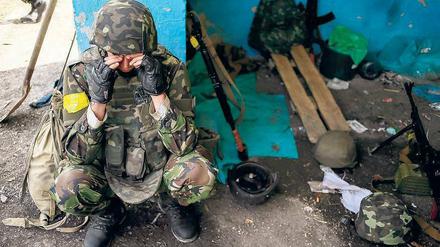 Kriegsmüde: Ein ukrainischer Soldat in der Region Luhansk an der Grenze zu Russland. 