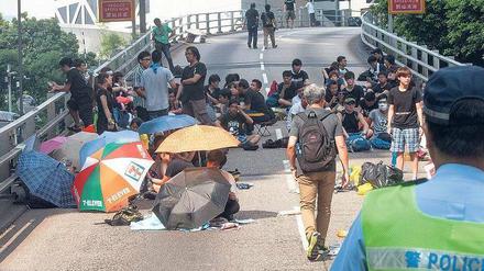 Kein Durchkommen. Junge Menschen blockieren Straßen in mehreren Teilen der Stadt. Sie wollen mehr Demokratie in der Millionenmetropole Hongkong.