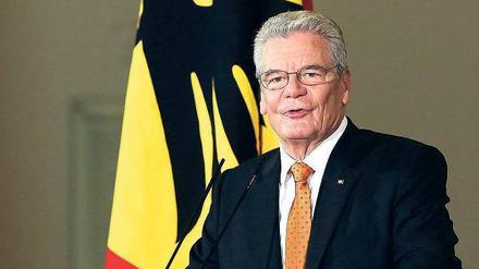 Zum 25. Jahrestag erklärt Joachim Gauck im Leipziger Gewandhaus in seiner "Rede zur Demokratie": "Hier und heute sagen wir es noch einmal ganz deutlich: kein 9. November ohne den 9. Oktober. Vor der Einheit kam die Freiheit."