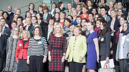 Unter sich. Weibliche Führungskräfte beim Frauen-Gipfel im Kanzleramt mit Bundeskanzlerin Angela Merkel (CDU).