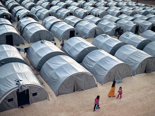 Ordnung. Im Gegensatz zu Flüchtlingen, die in überfüllten Dörfern der Einheimischen leben, haben Syrer in Aufnahmelagern eine geregelte Infrastruktur. Doch der Winter in den Zelten kann hart werden. 