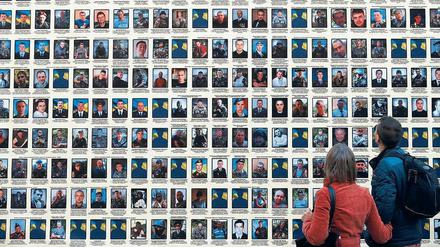 Trauer. Passanten betrachten in Kiew Porträts von Soldaten, die im Kampf gegen die Separatisten gefallen sind.