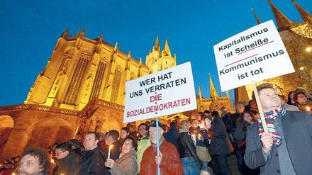 Rund 4000 Menschen demonstrierten am Sonntagabend in Erfurt gegen die geplante rot-rot-grüne Koalition.