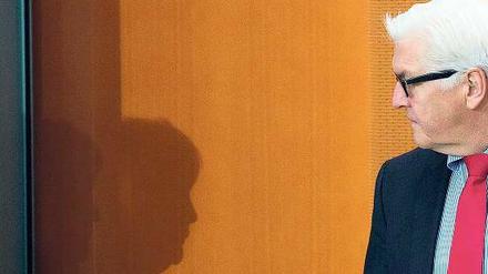 Schatten der Kanzlerin. Frank-Walter Steinmeier während eines Gesprächs mit Angela Merkel. 