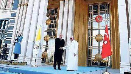 Händeschütteln vor dem Luxuspalast: Der Papst ist der erste Staatsgast, der von Präsident Erdogan in seiner neuen Residenz empfangen wird. 
