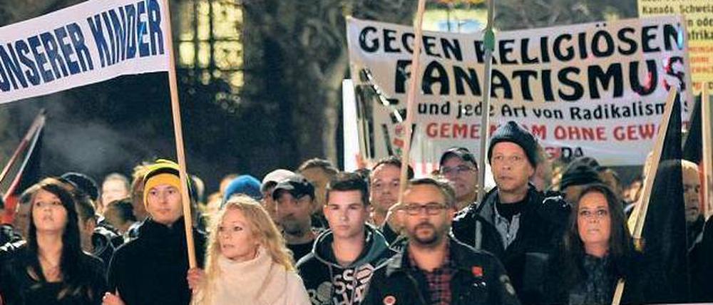 Immer montags. In Dresden haben die Demonstrationen von „Pegida“ – hier am 17. November – von Mal zu Mal mehr Zulauf. Foto: Matthias Hiekel/dpa