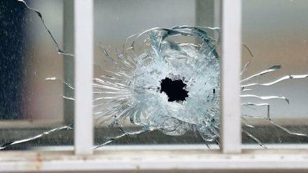 Einschussloch. Durch dieses Fenster in der Redaktion der französischen Satirezeitschrift „Charlie Hebdo“ flog eine Kugel.