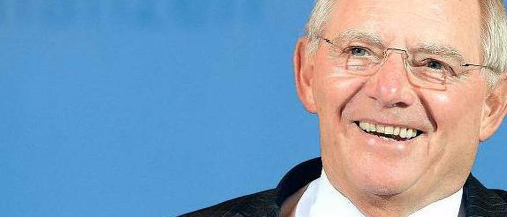 Was dem Sparer schadet, nützt dem Staat. Bundesfinanzminister Wolfgang Schäuble hat früher geliefert, als erwartet. 