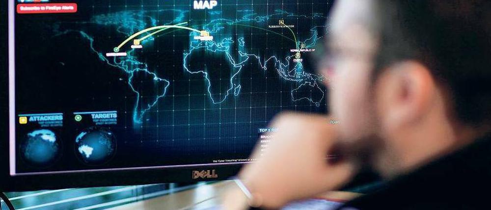 Weltkarte der Bedrohung. Ein „FireEye“-Analyst in den USA betrachtet Gefahrenherde. Deutschland ist nach Meinung von Experten unzureichend vor Cyber-Attacken geschützt.