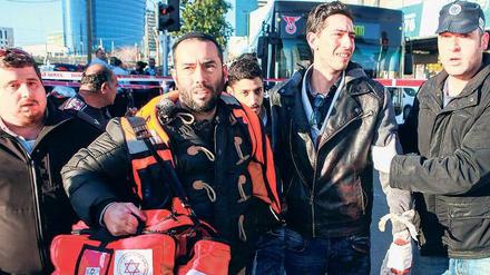 Erste Hilfe. Sanitäter versorgen die Opfer. Bei dem Anschlag in Tel Aviv wurden 13 Menschen verletzt.