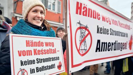 Die Proteste in Bayern gegen geplante Stromtrassen sind immer stärker geworden – hier auf einer Kundgebung in Oettingen. Foto: Daniel Karmann/dpa