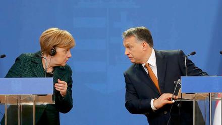 Schwierigkeiten in der Verständigung: Bundeskanzlerin Angela Merkel und Ungarns Premier bei der Pressekonferenz in Budapest. 