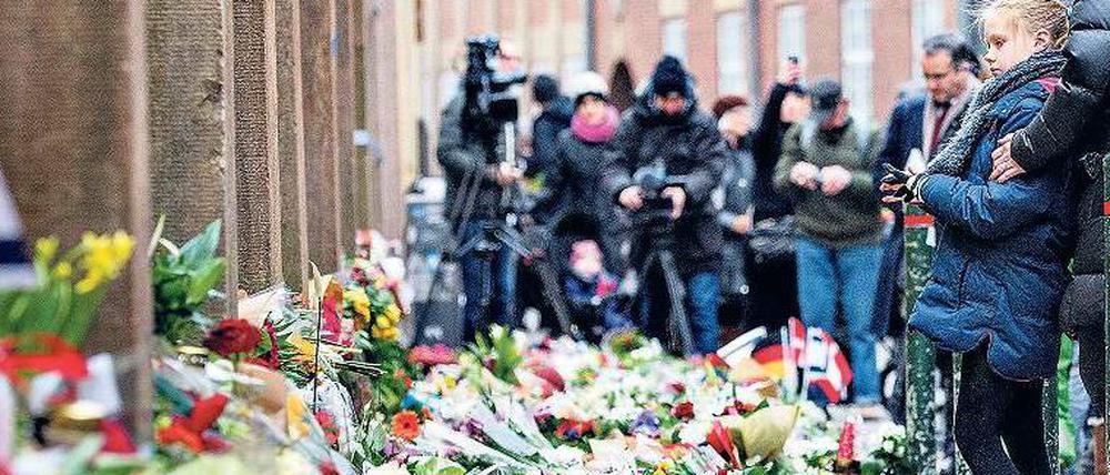 Blumen für die Opfer. Vor der Synagoge trauern die Kopenhagener um den Wachmann Dan Uzan. 