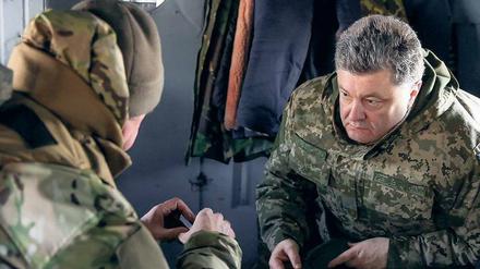 Der Kriegsherr. Der ukrainische Präsident Petro Poroschenko hat sich zuletzt immer wieder mit seinem Militär gezeigt.